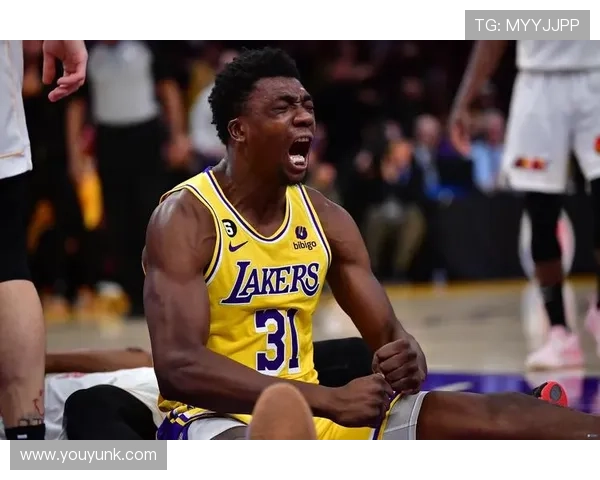 托马斯布莱恩特绝杀被帽愤怒推开摄像头引发热议